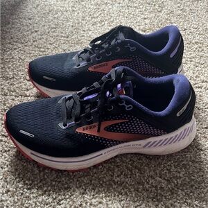 Like New Brooks Adrenaline GTS 22 women’s Running Shows
